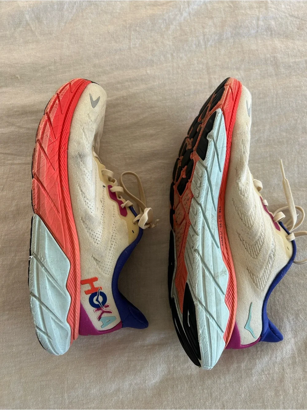 Hoka Arahi Women's Athletic Sneakers in Cream with Blue and Coral Accents